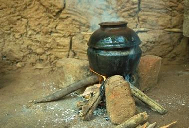Cooking on a three stone fire (Bron: Internship report 2014-2015)